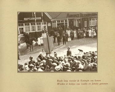 222737 Afbeelding van het publiek in afwachting van de aankomst van koningin Wilhelmina en haar gevolg bij de Jaarbeurs ...